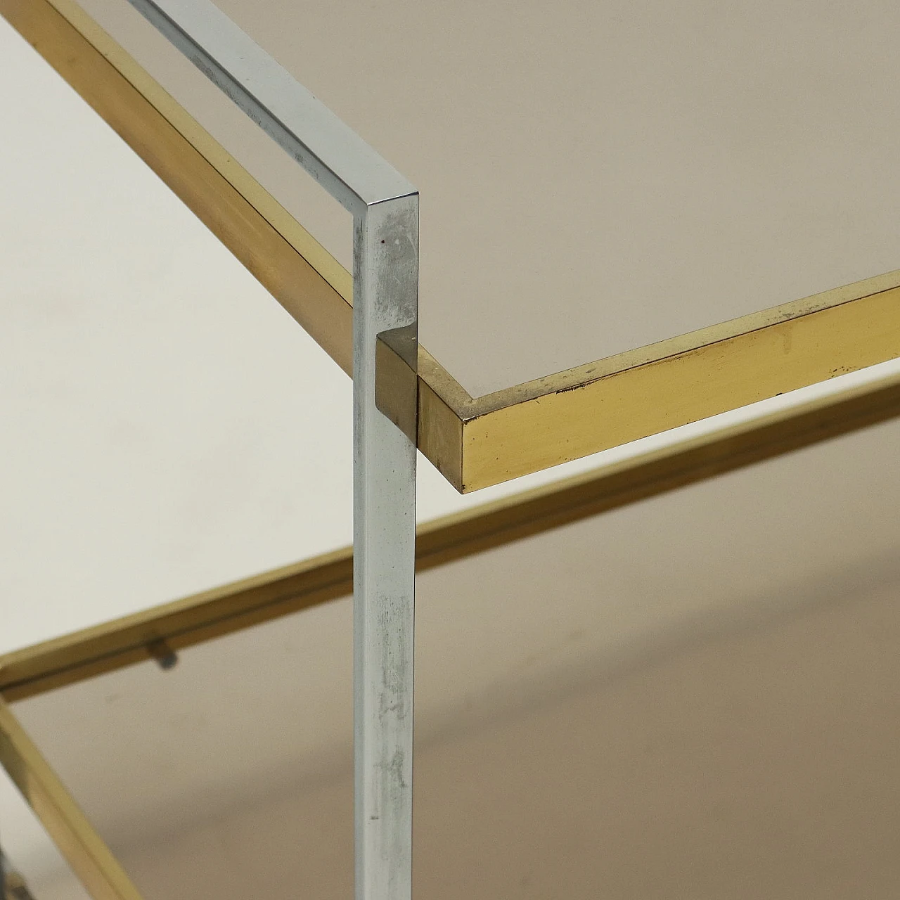 Carrello in metallo, ottone e vetro fumé, anni '60 3