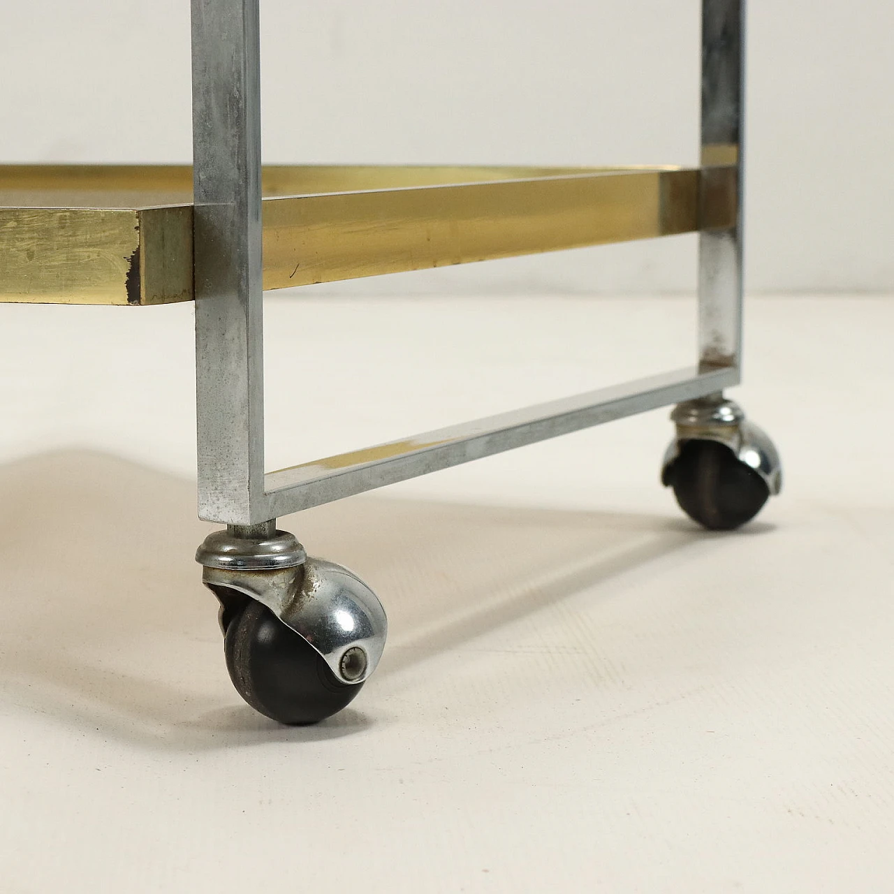 Carrello in metallo, ottone e vetro fumé, anni '60 6
