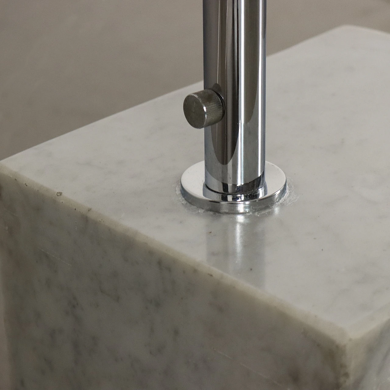 Floor Lamp in aluminium and marble base, 1970s 9