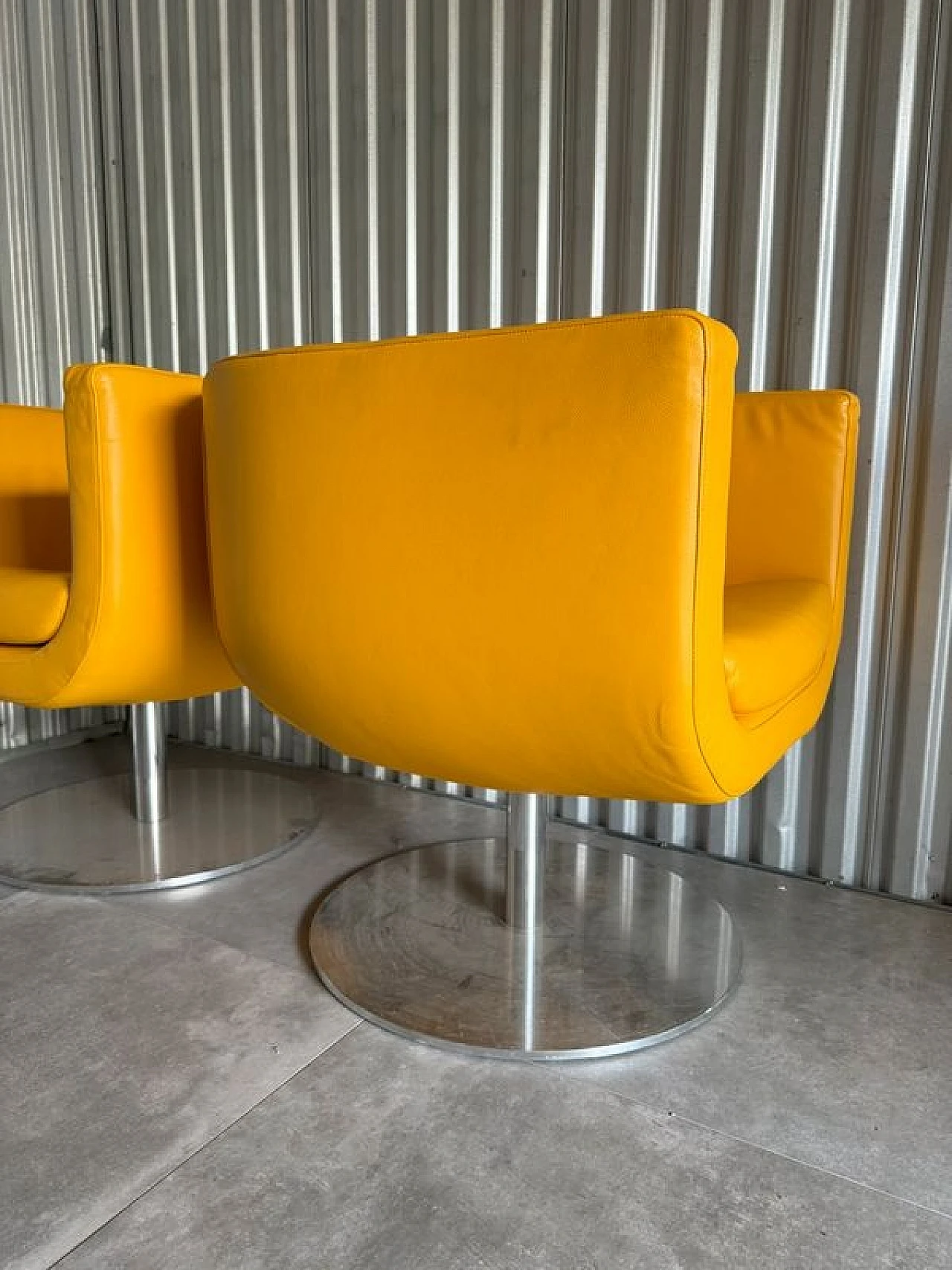 Coppia di poltrone Tulip di J. Bernett per B&B Italia 4