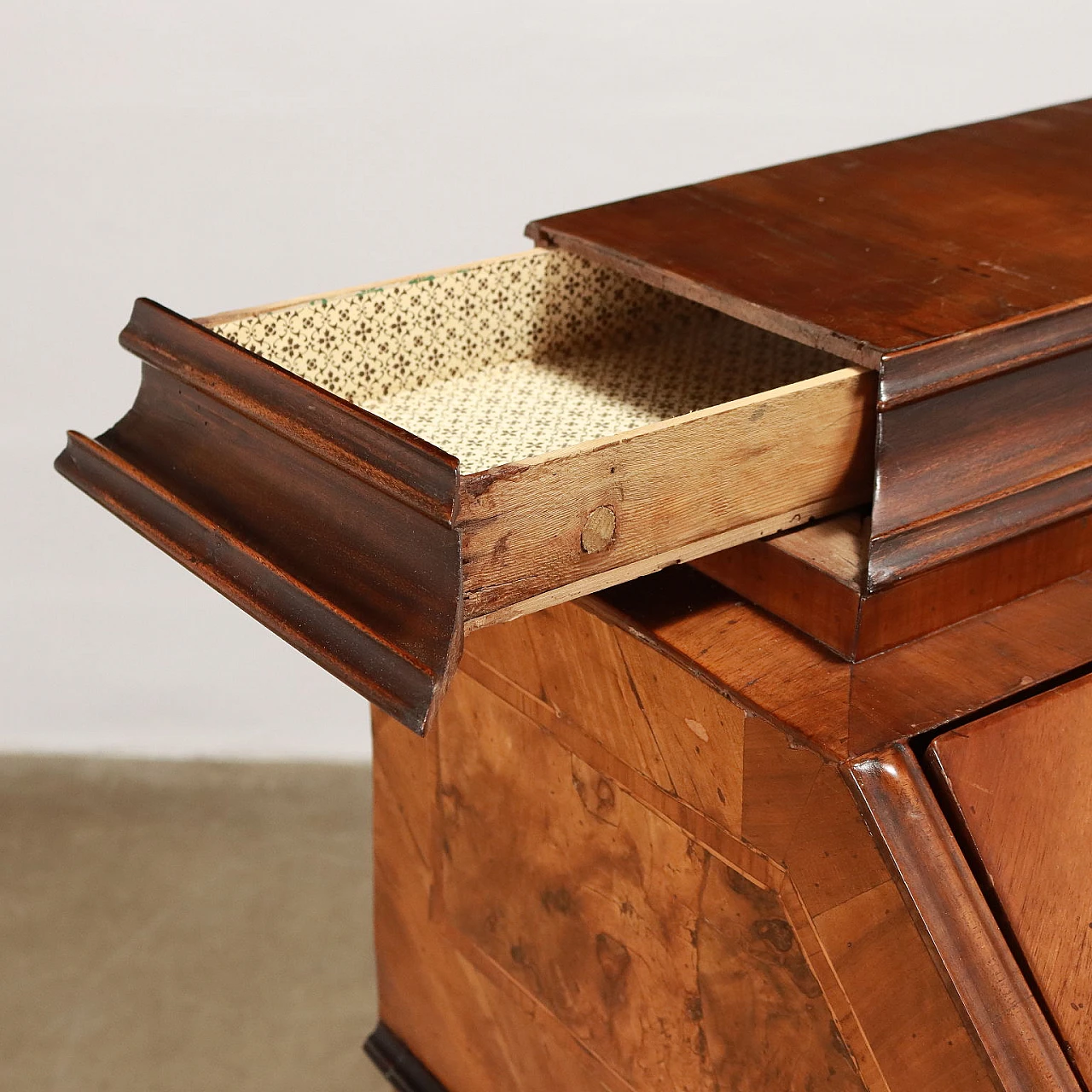 Ribalta Barocchetto lastronata in noce, metà '700 5