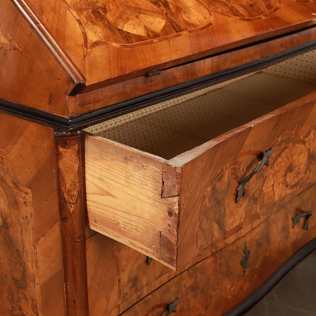 Ribalta Barocchetto lastronata in noce, metà '700 9