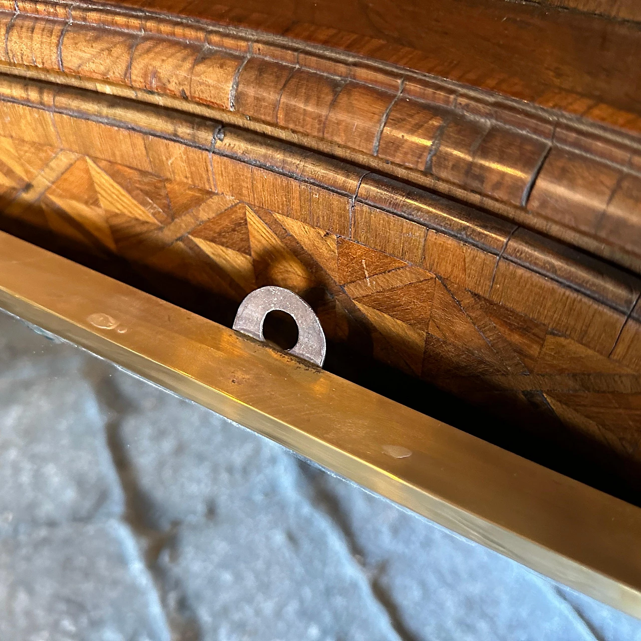 Coppia di specchi rettangolari in ottone in stile Gio Ponti, anni '50 13