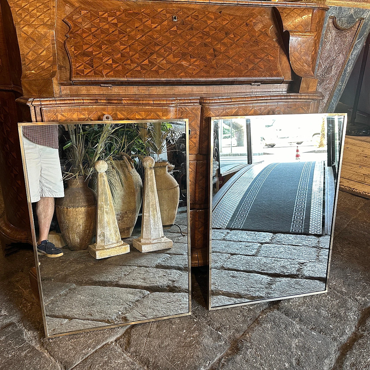 Coppia di specchi rettangolari in ottone in stile Gio Ponti, anni '50 16