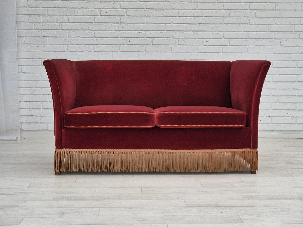 Divano danese a due posti in velluto rosso e frassino, anni '70 1