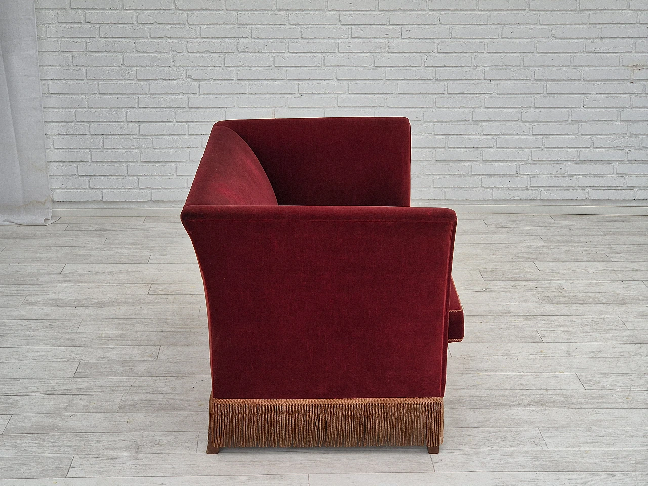 Divano danese a due posti in velluto rosso e frassino, anni '70 3