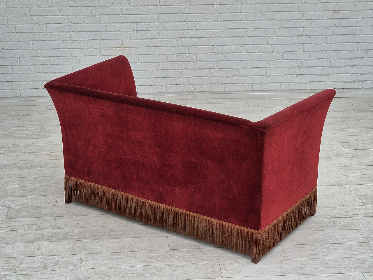 Divano danese a due posti in velluto rosso e frassino, anni '70 5