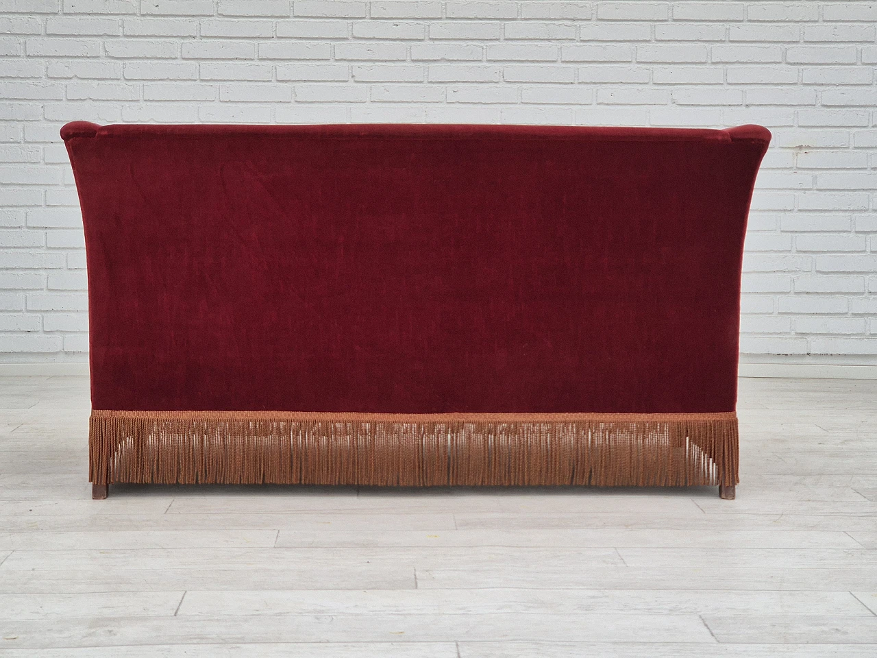 Divano danese a due posti in velluto rosso e frassino, anni '70 6