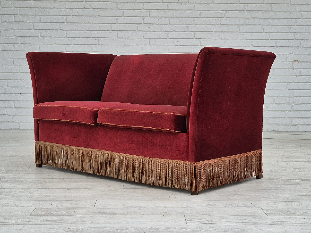 Divano danese a due posti in velluto rosso e frassino, anni '70 8
