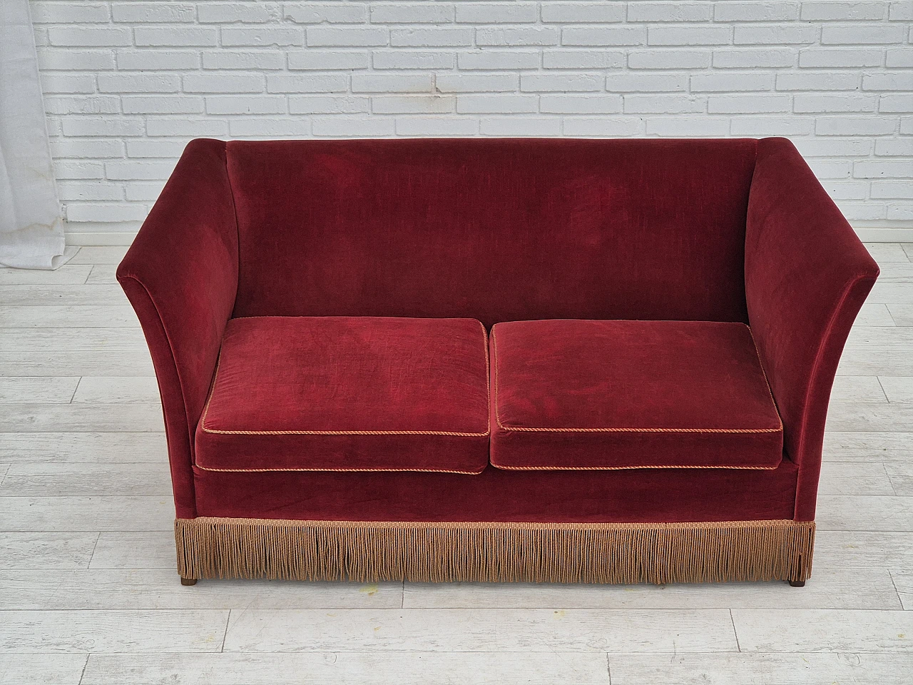 Divano danese a due posti in velluto rosso e frassino, anni '70 11