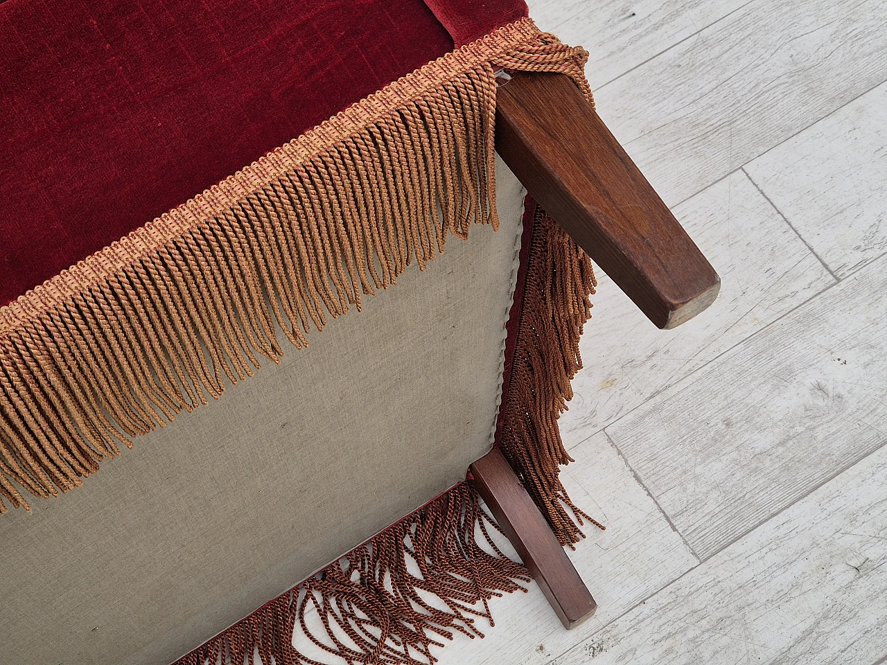 Divano danese a due posti in velluto rosso e frassino, anni '70 12