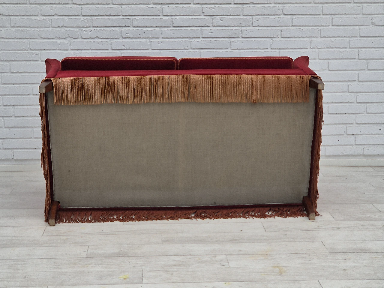 Divano danese a due posti in velluto rosso e frassino, anni '70 13