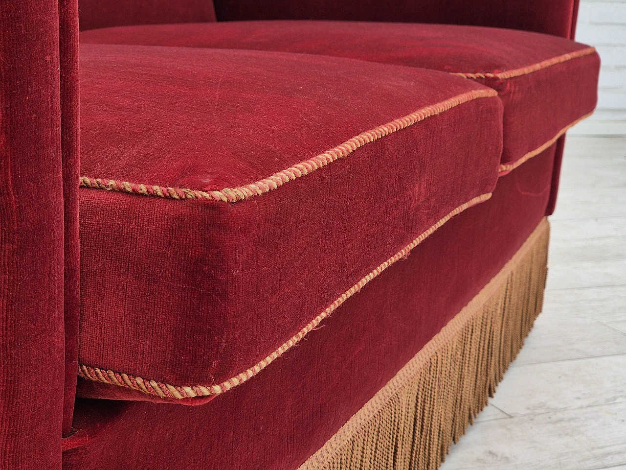Divano danese a due posti in velluto rosso e frassino, anni '70 15