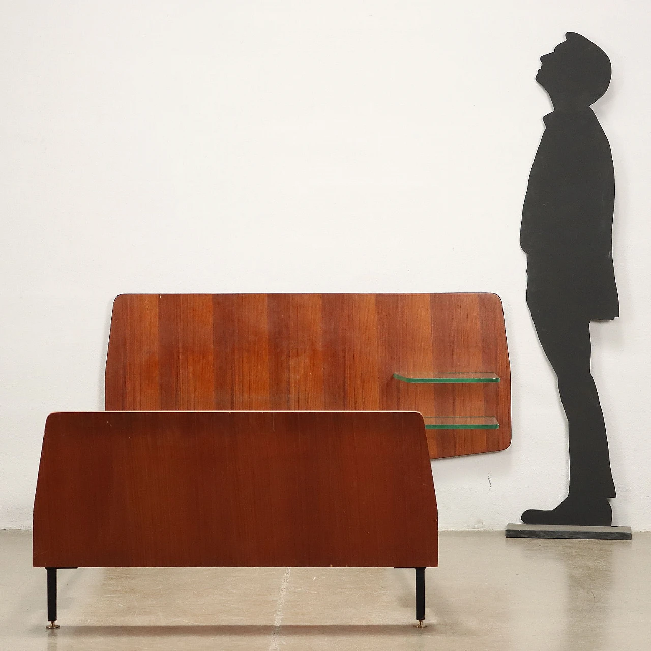 Letto singolo in mogano impiallacciato con mensole in vetro, anni '60 2