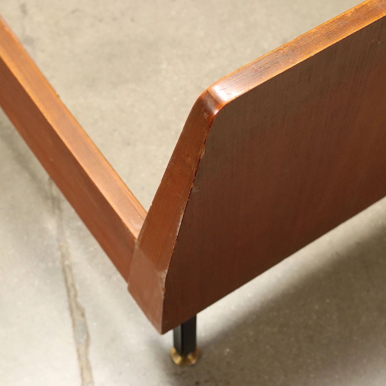 Letto singolo in mogano impiallacciato con mensole in vetro, anni '60 7