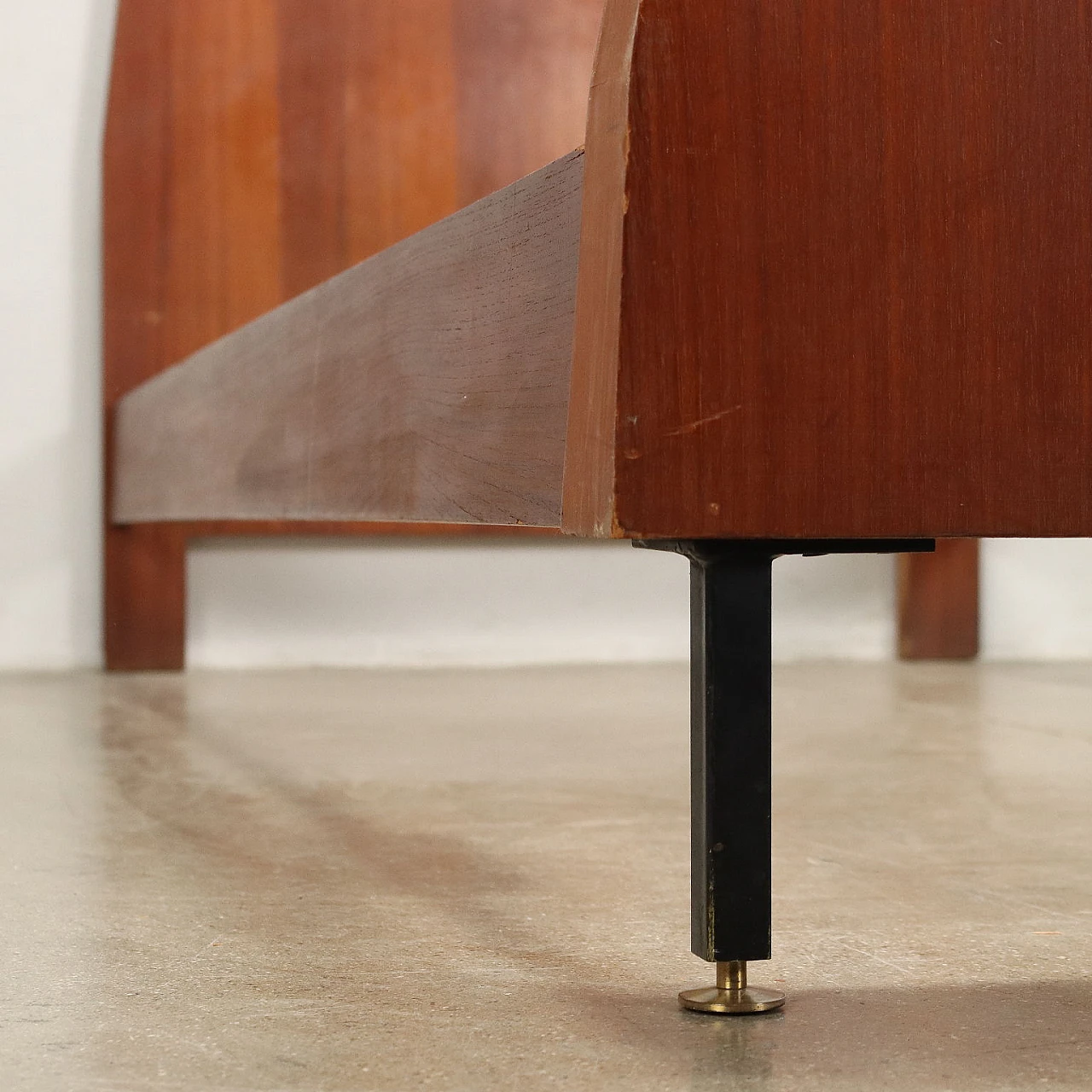 Letto singolo in mogano impiallacciato con mensole in vetro, anni '60 8