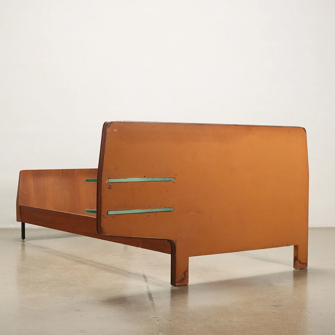 Letto singolo in mogano impiallacciato con mensole in vetro, anni '60 9