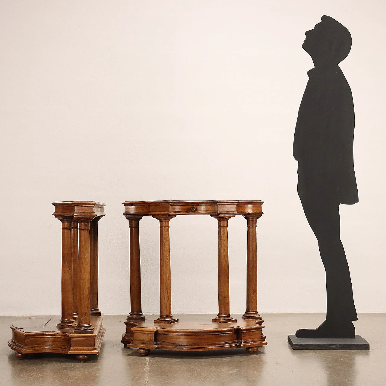 Coppia di inginocchiatoi a giorno Barocchi in noce, primo quarto '700 2