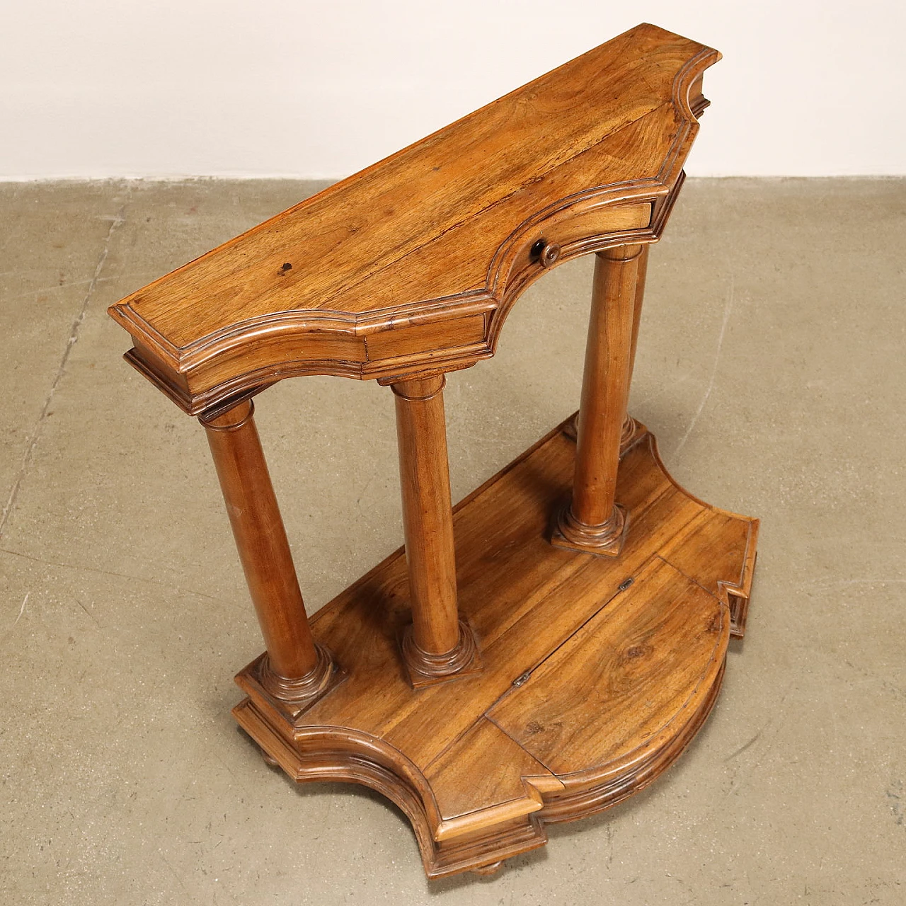 Coppia di inginocchiatoi a giorno Barocchi in noce, primo quarto '700 4