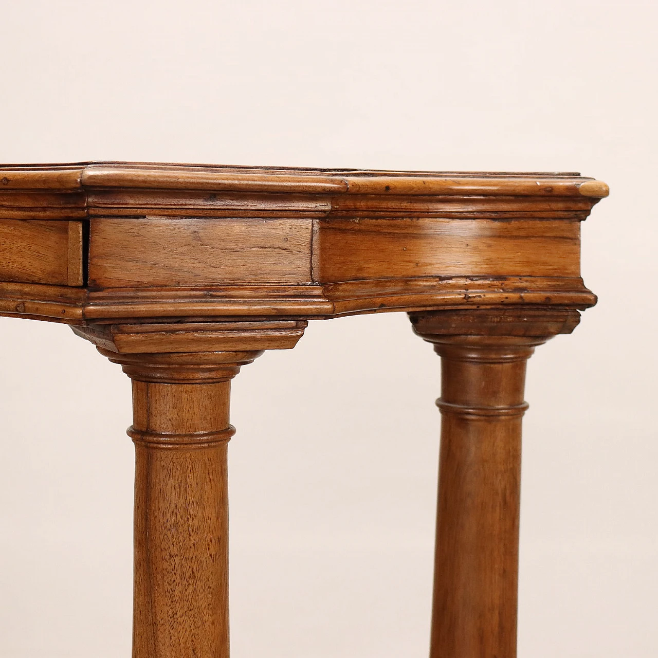 Coppia di inginocchiatoi a giorno Barocchi in noce, primo quarto '700 5