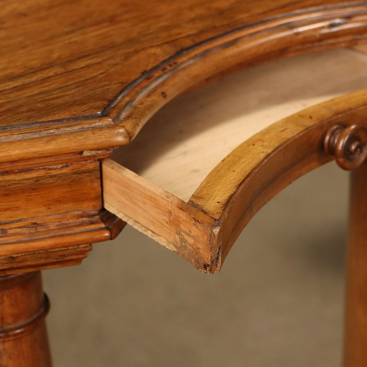 Coppia di inginocchiatoi a giorno Barocchi in noce, primo quarto '700 6