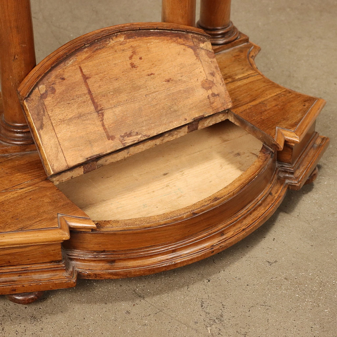 Coppia di inginocchiatoi a giorno Barocchi in noce, primo quarto '700 8