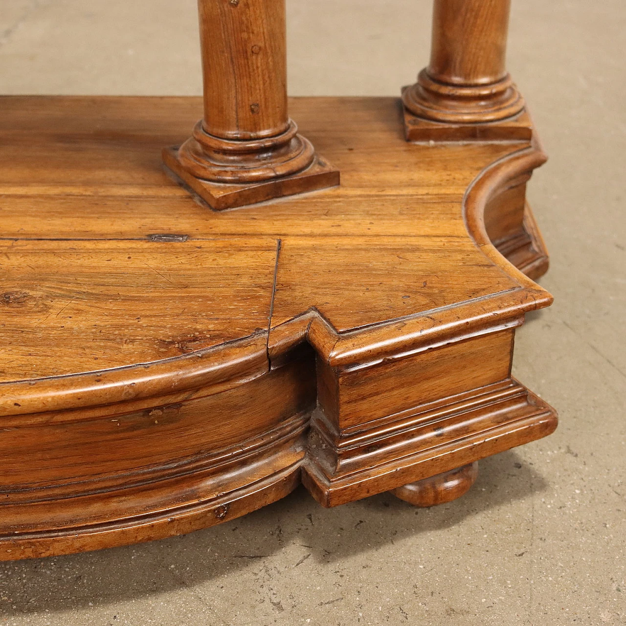 Coppia di inginocchiatoi a giorno Barocchi in noce, primo quarto '700 9