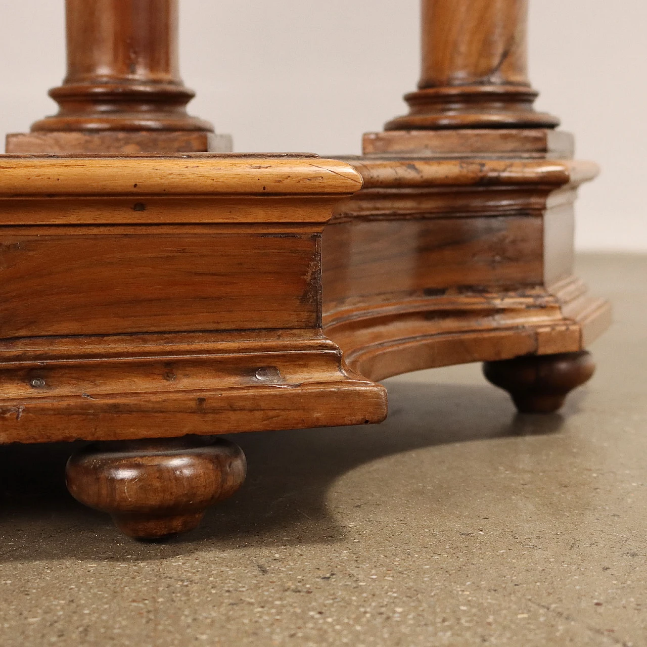 Coppia di inginocchiatoi a giorno Barocchi in noce, primo quarto '700 10