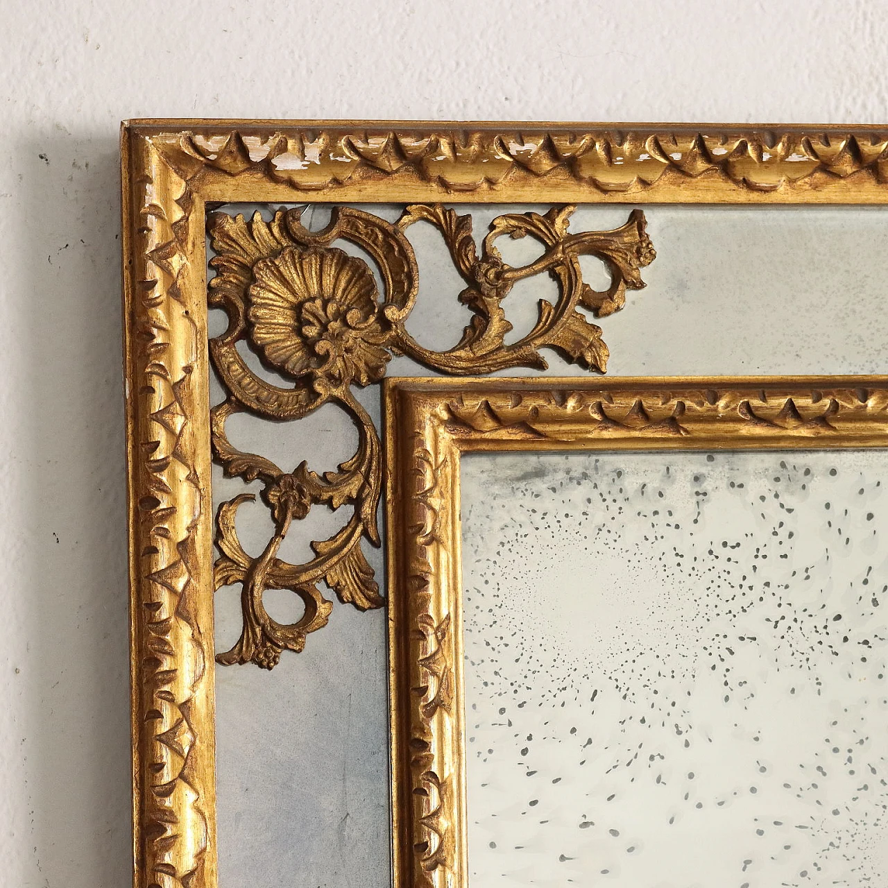 Mirror with carved and gilded frame with floral motifs 3