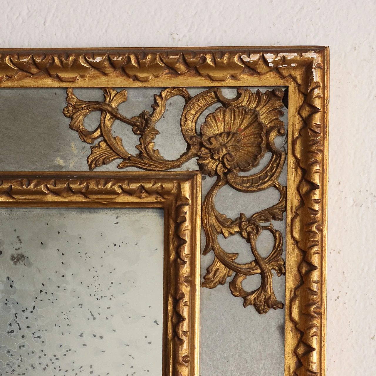 Mirror with carved and gilded frame with floral motifs 4