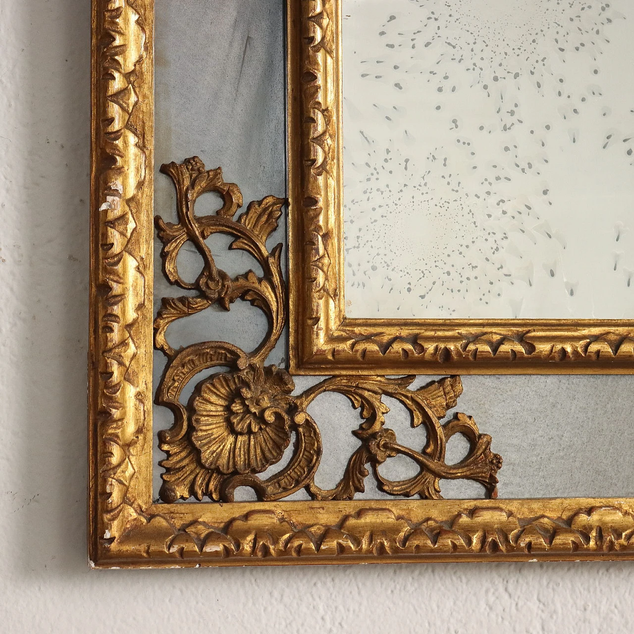 Mirror with carved and gilded frame with floral motifs 5