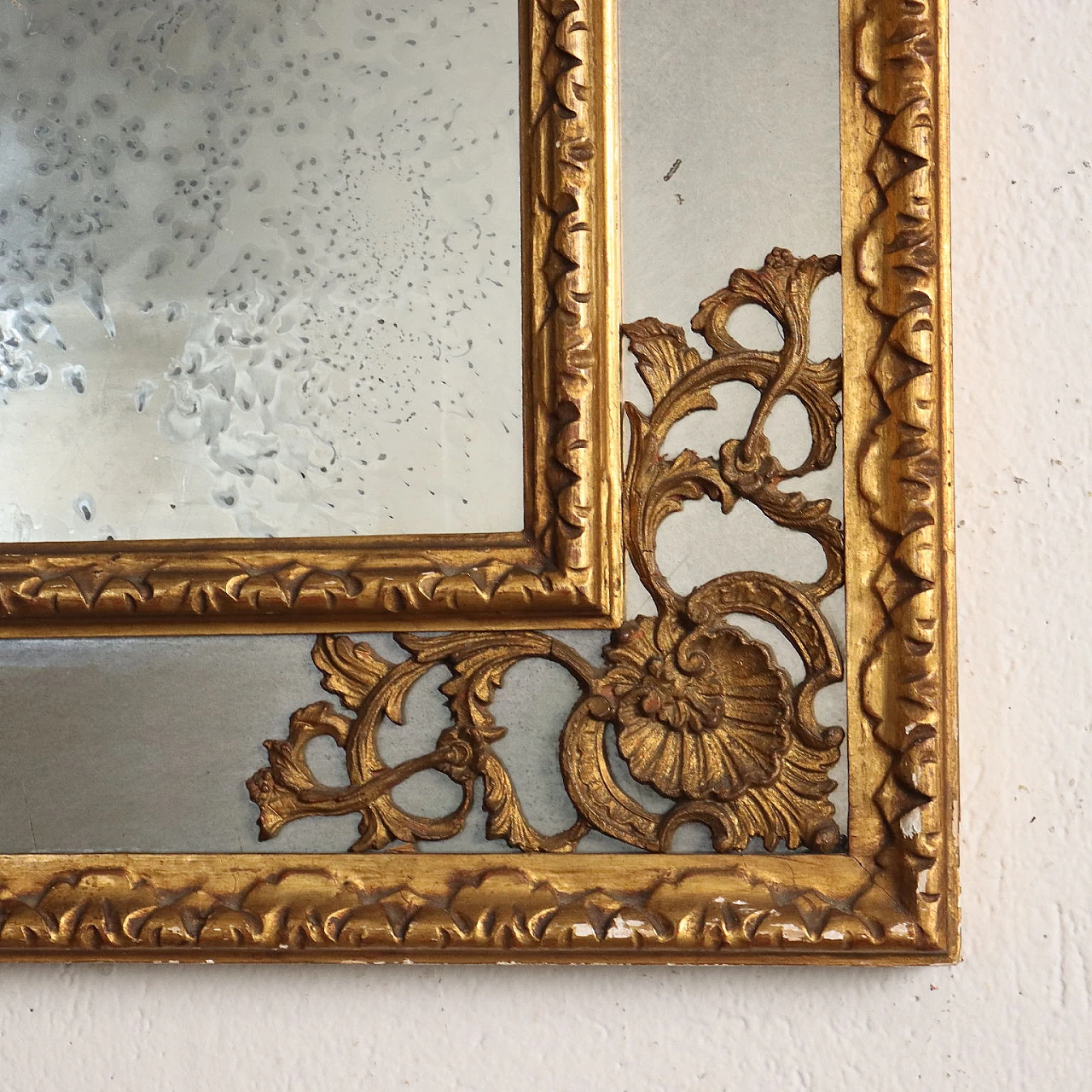 Mirror with carved and gilded frame with floral motifs 6