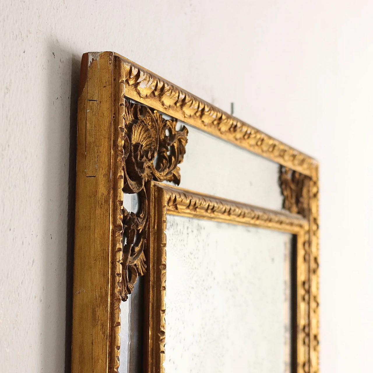 Mirror with carved and gilded frame with floral motifs 7