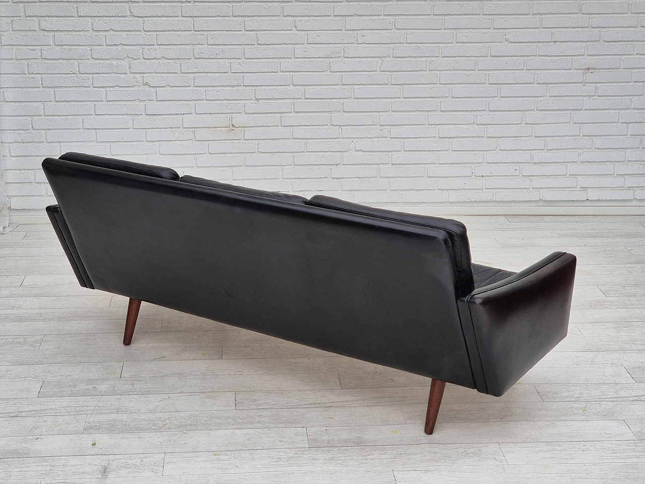 Danish three-seater teak and black leather sofa, 1970s 8