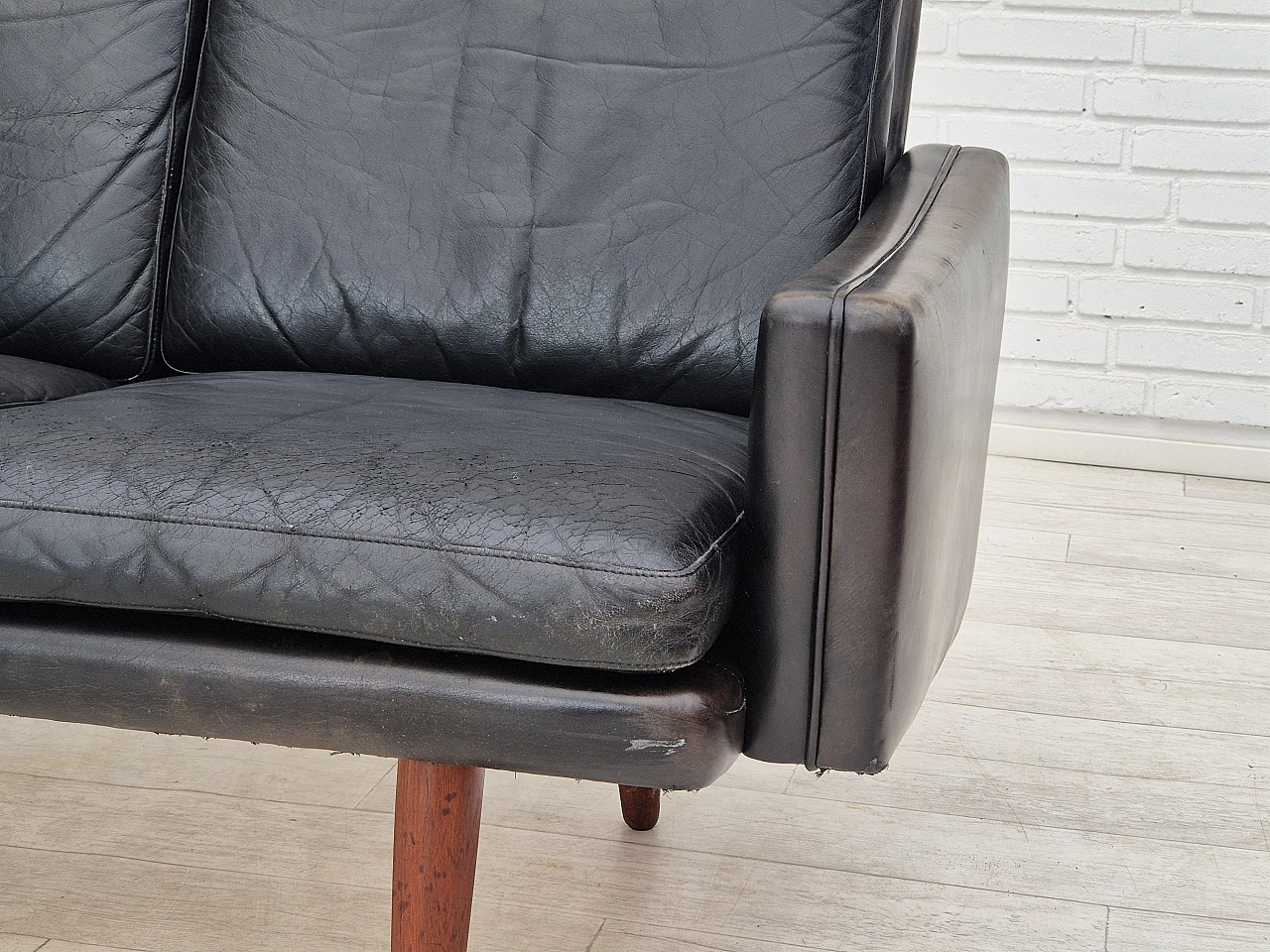 Danish three-seater teak and black leather sofa, 1970s 10