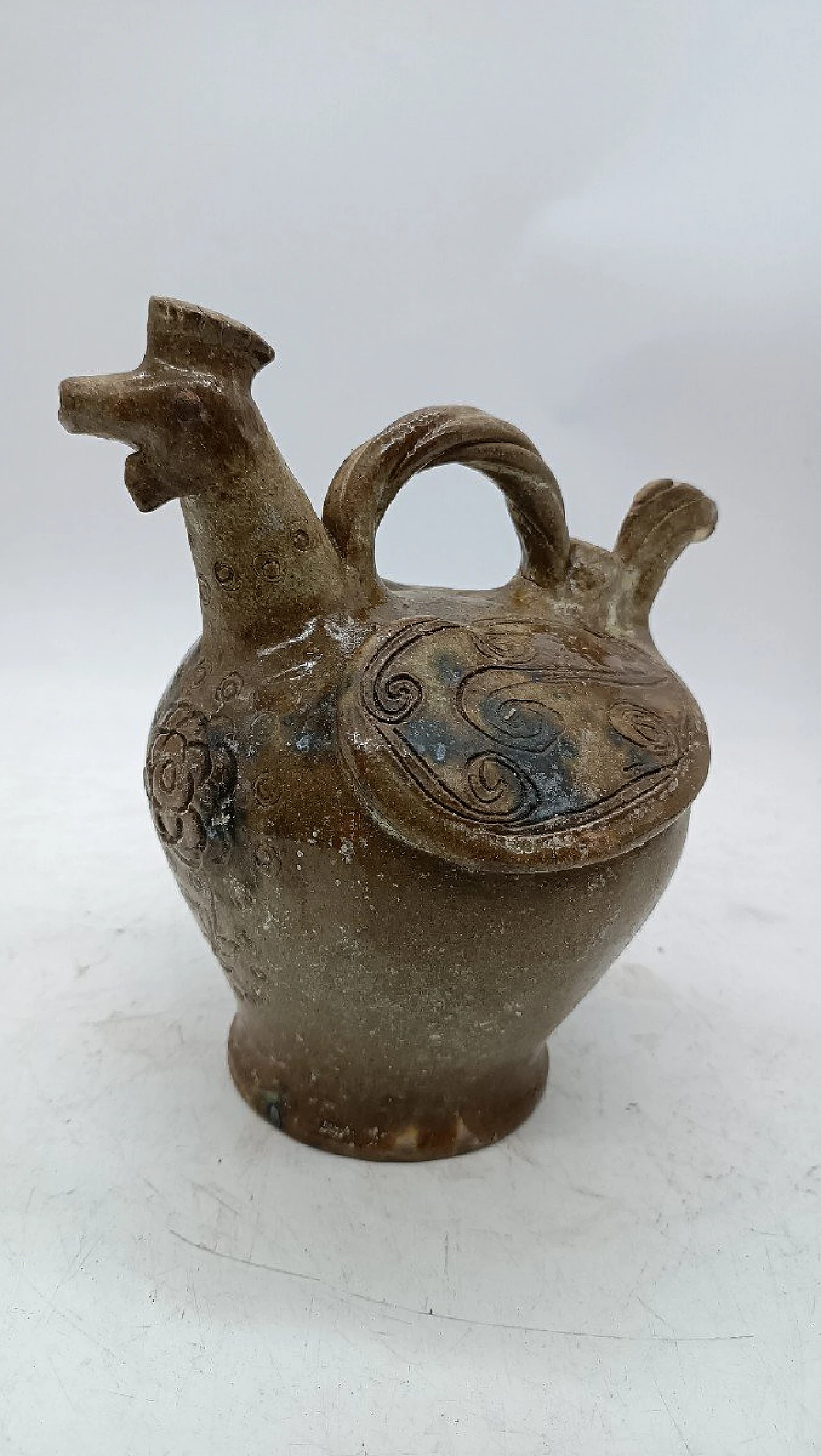 Brocca da vino a forma di gallo in maiolica invetriata, '700 1