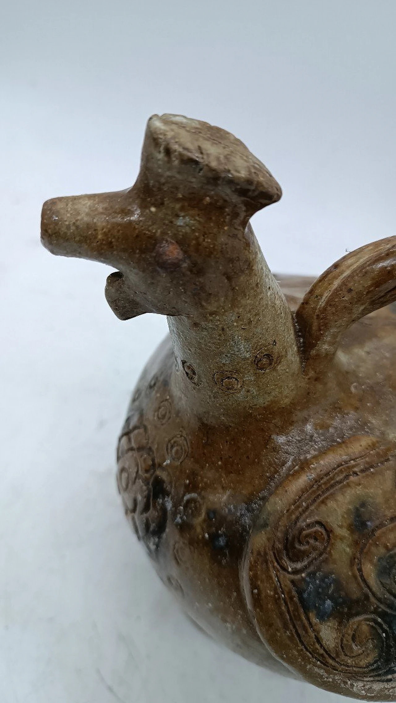 Brocca da vino a forma di gallo in maiolica invetriata, '700 6