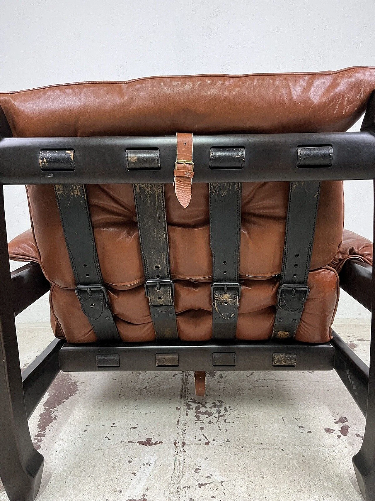 Poltrona Samurai in legno e pelle di Luciano Frigerio, anni '70 17