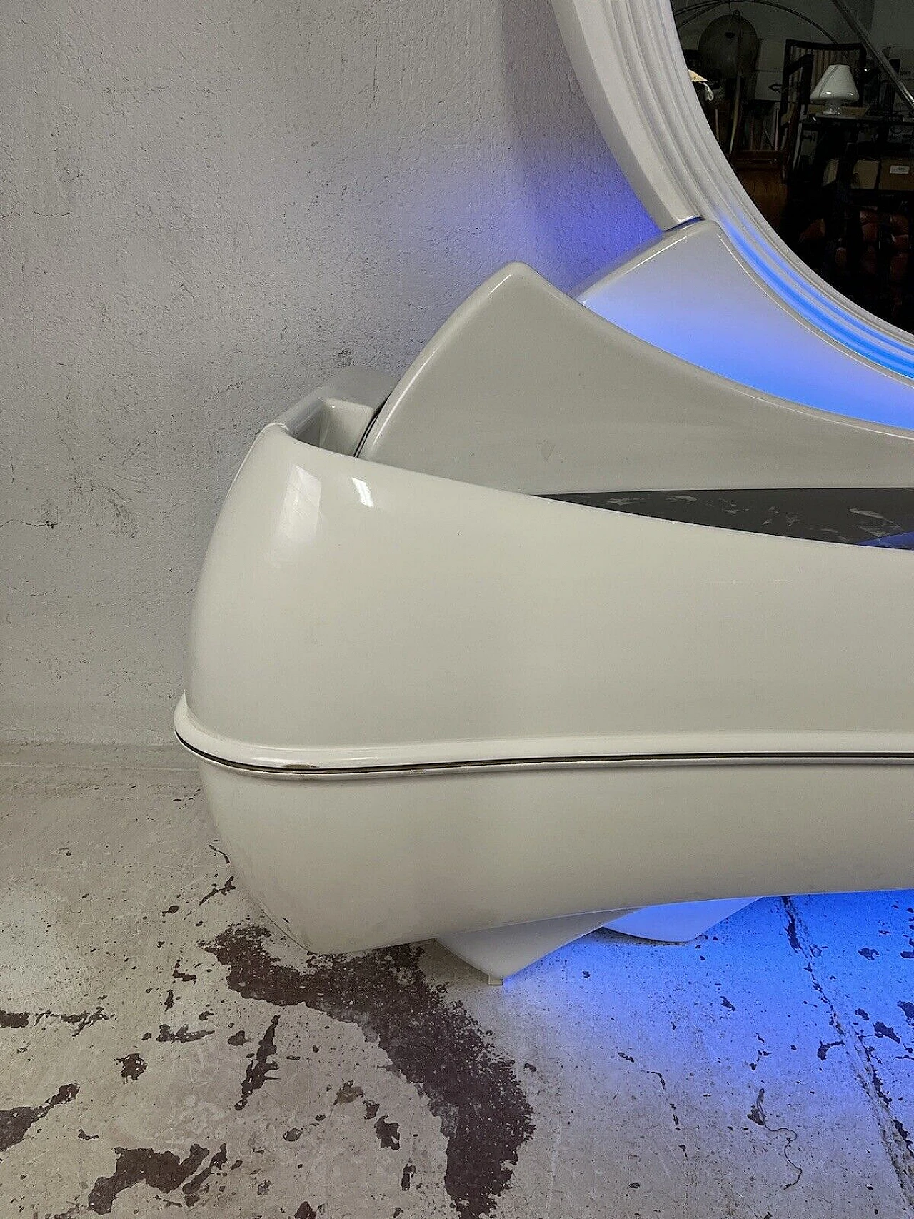 Cassettiera con specchio Space Age retroilluminata di DBM, anni '60 10