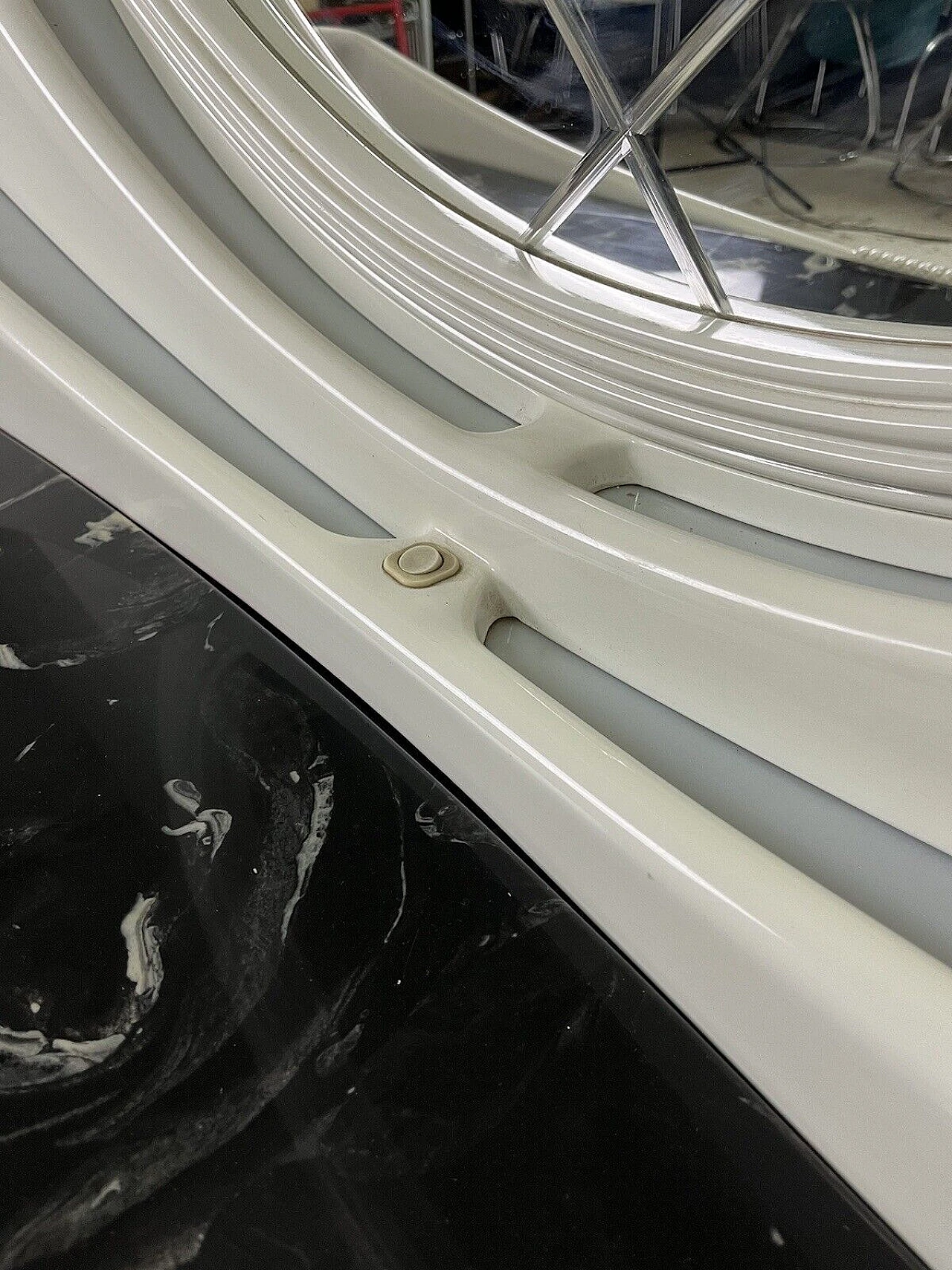 Cassettiera con specchio Space Age retroilluminata di DBM, anni '60 16