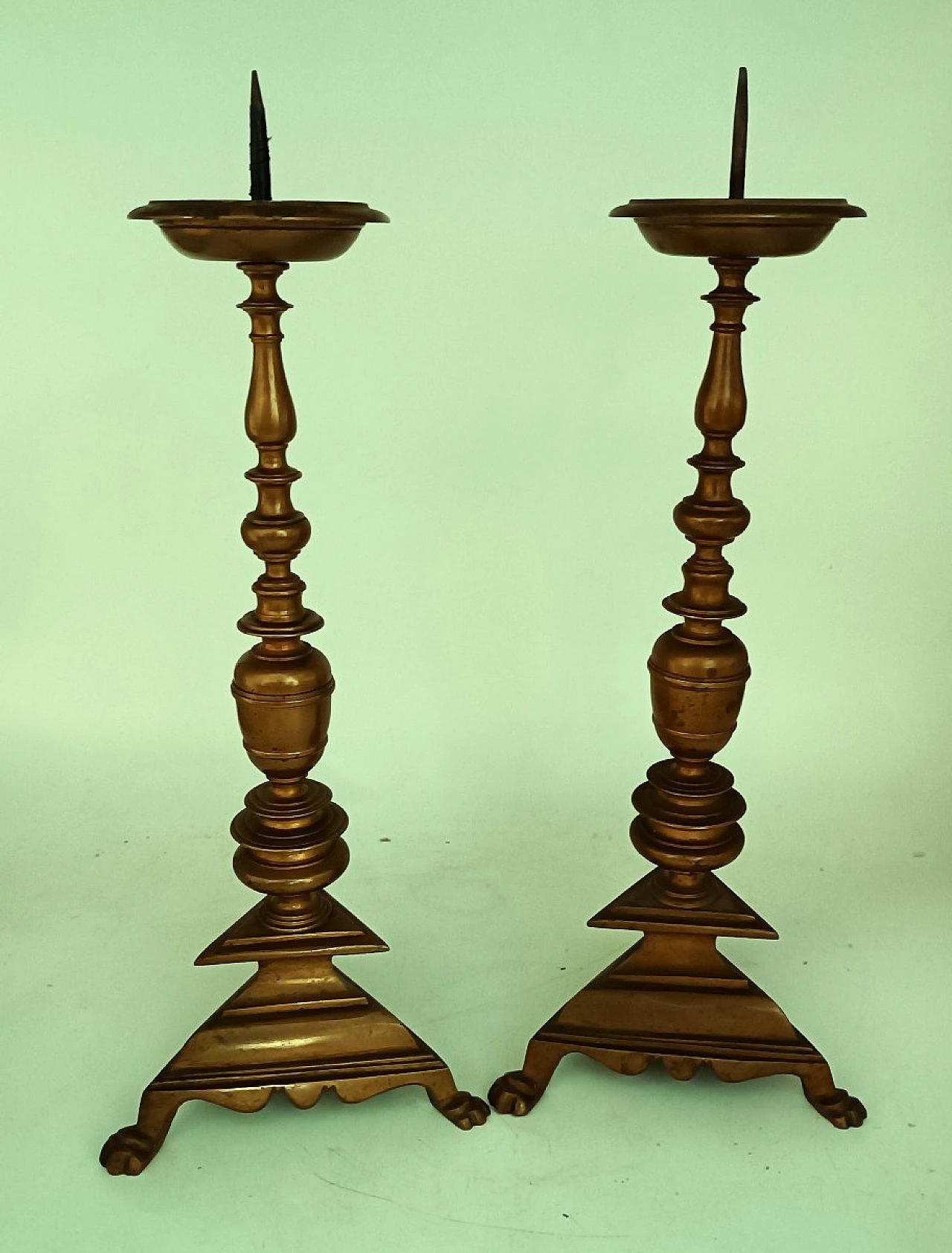 Coppia di candelieri in bronzo, '600 1