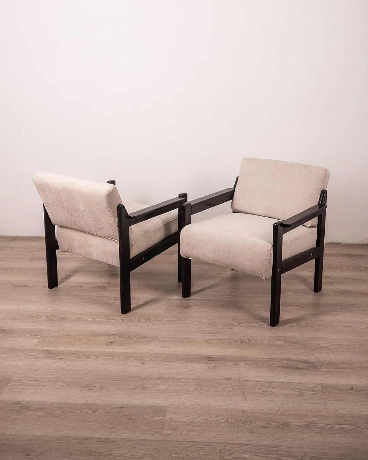 Coppia di Poltrone con struttura in legno e tessuto grigio, anni '80 1