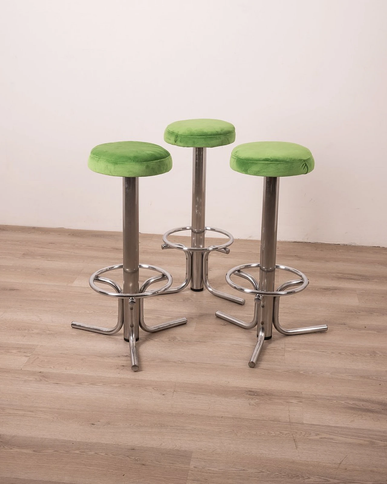3 Stools in chromed metal with green velvet seat, 1970s 1