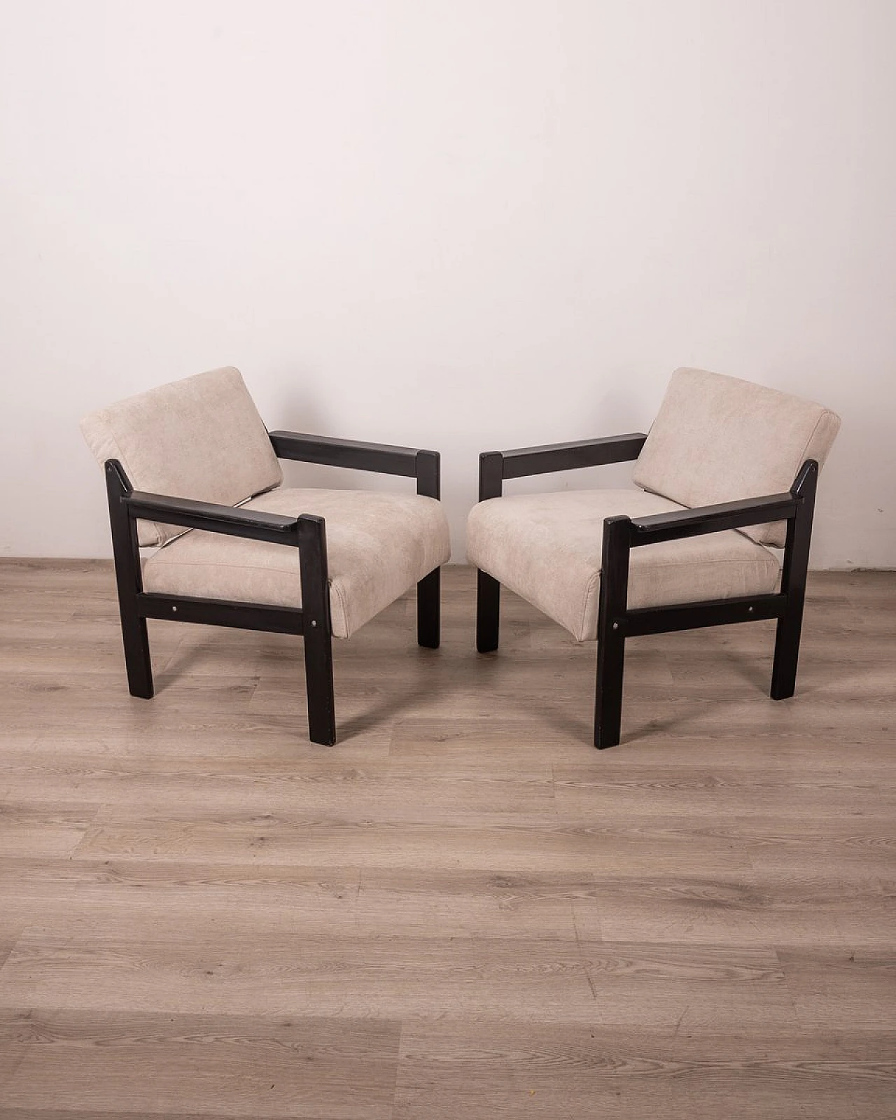 Coppia di Poltrone con struttura in legno e tessuto grigio, anni '80 2