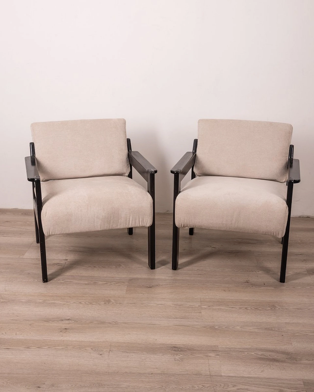 Coppia di Poltrone con struttura in legno e tessuto grigio, anni '80 3