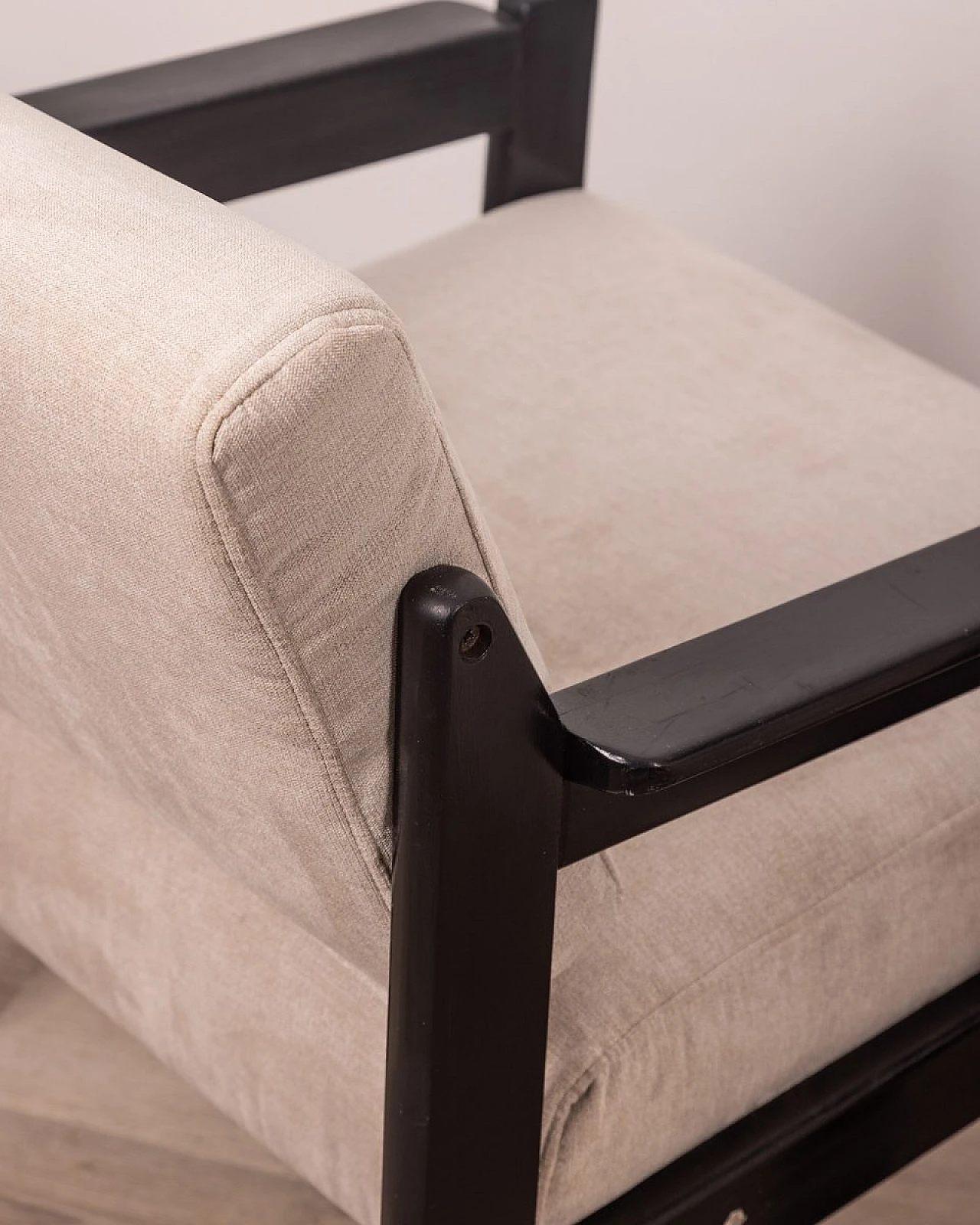 Coppia di Poltrone con struttura in legno e tessuto grigio, anni '80 4