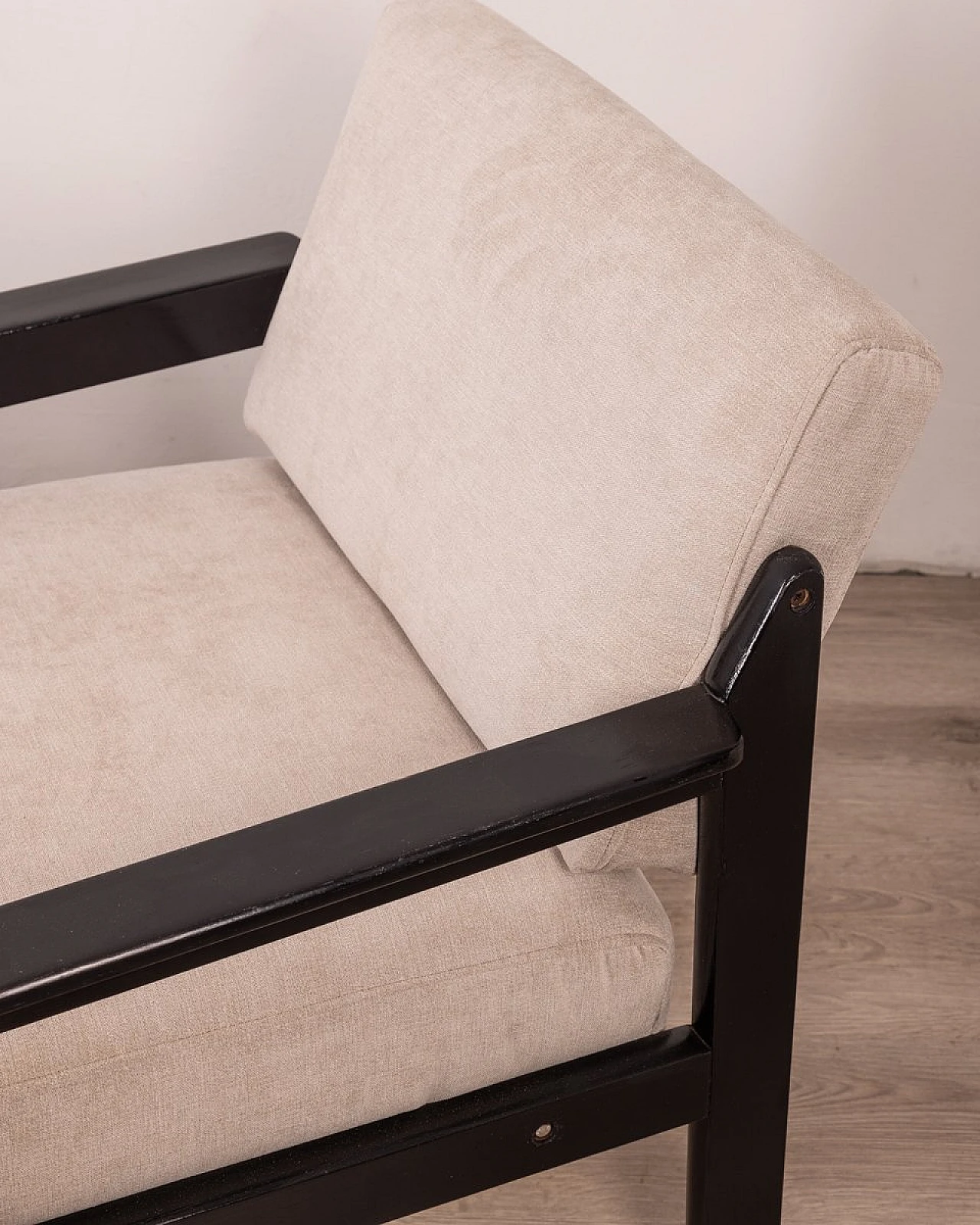 Coppia di Poltrone con struttura in legno e tessuto grigio, anni '80 5