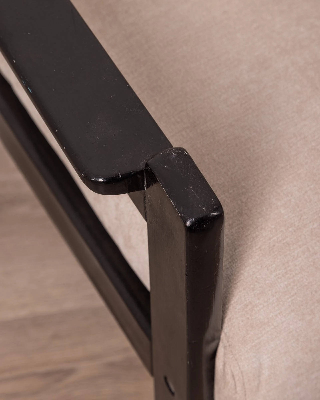 Coppia di Poltrone con struttura in legno e tessuto grigio, anni '80 7