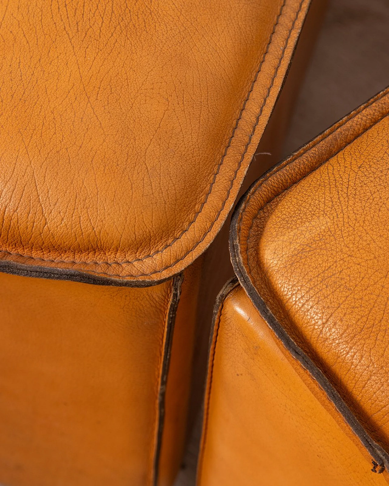 Coppia di Poltrone in pelle beige di Ferruccio Brunati, anni '70 6