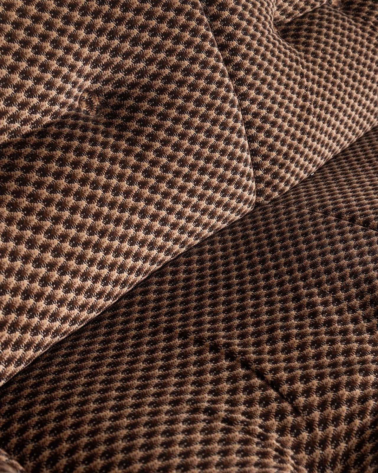 Salotto imbottito in tessuto marrone con piedi in legno, anni '70 8